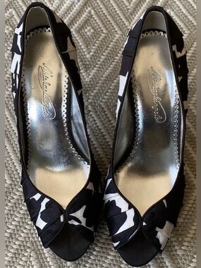 Womens peep toes heels shoes, size 8M